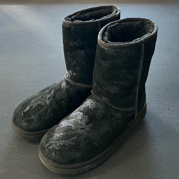 UGG Classic Short Metallic Camo Boot size 7 - Picture 3 of 10